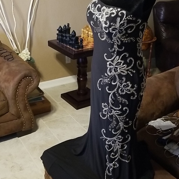 Beautiful and unique dress - Picture 5 of 8
